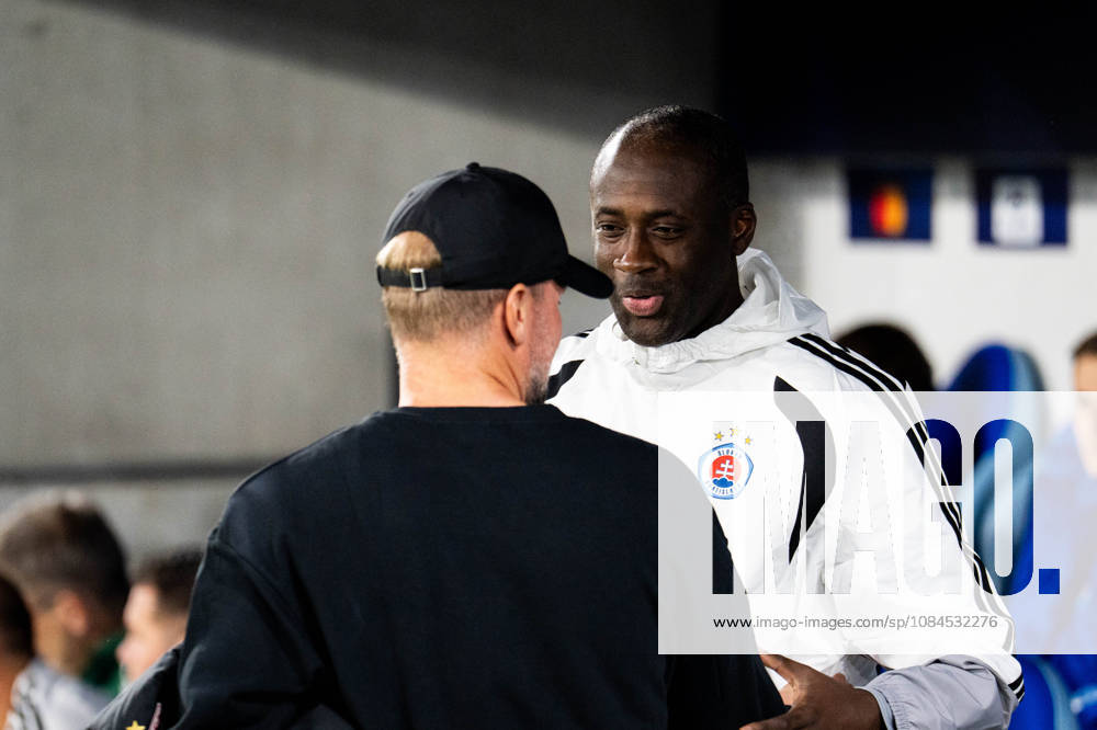 Champions League, 2. Spieltag, Å K Slovan Bratislava vs. VfB Stuttgart im Å tadion Tehelnà pole Narodný futbalový Å¡tadion Yaya Tourà (Slovan) mit Sebastian Hoeneß (VfB) Umarmung und Begrüßung WICHTIGER HINWEIS: Gemäß den Vorgaben des DFB und der DFL ist es untersagt, in dem Stadion und oder vom Spiel angefertigte Fotoaufnahmen in Form von Sequenzbildern und oder videoähnlichen Fotostrecken zu verwerten bzw. verwerten zu lassen.