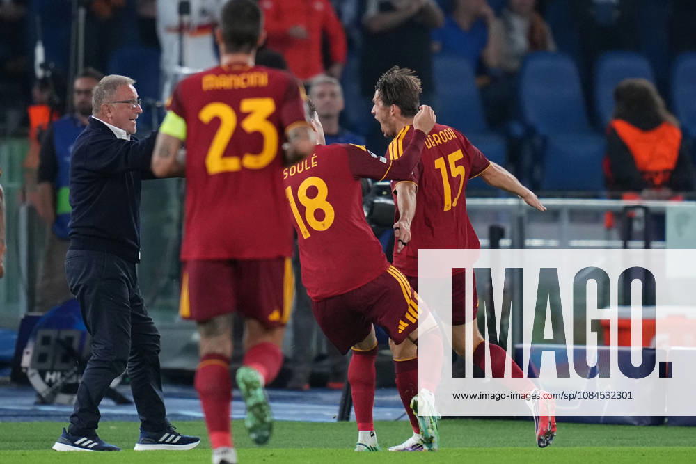Roma’s Marten de Roon celebrates after scoring during the UEFA Champions League Phase - Matchday 2 soccer match between AS Roma and Real Madrid at the Rome s Olympic stadium, Italy - Wednesday October 14, 2026 - Soccer ( Photo by Alfredo Falcone LaPresse )