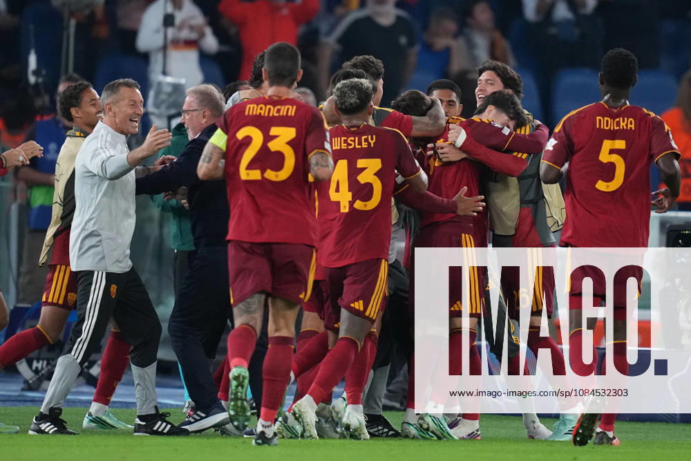 Roma’s Marten de Roon celebrates after scoring during the UEFA Champions League Phase - Matchday 2 soccer match between AS Roma and Real Madrid at the Rome s Olympic stadium, Italy - Wednesday October 14, 2026 - Soccer ( Photo by Alfredo Falcone LaPresse )