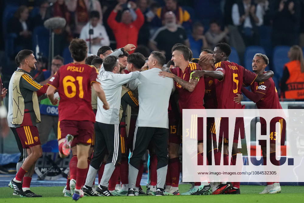 Roma’s Marten de Roon celebrates after scoring during the UEFA Champions League Phase - Matchday 2 soccer match between AS Roma and Real Madrid at the Rome s Olympic stadium, Italy - Wednesday October 14, 2026 - Soccer ( Photo by Alfredo Falcone LaPresse )