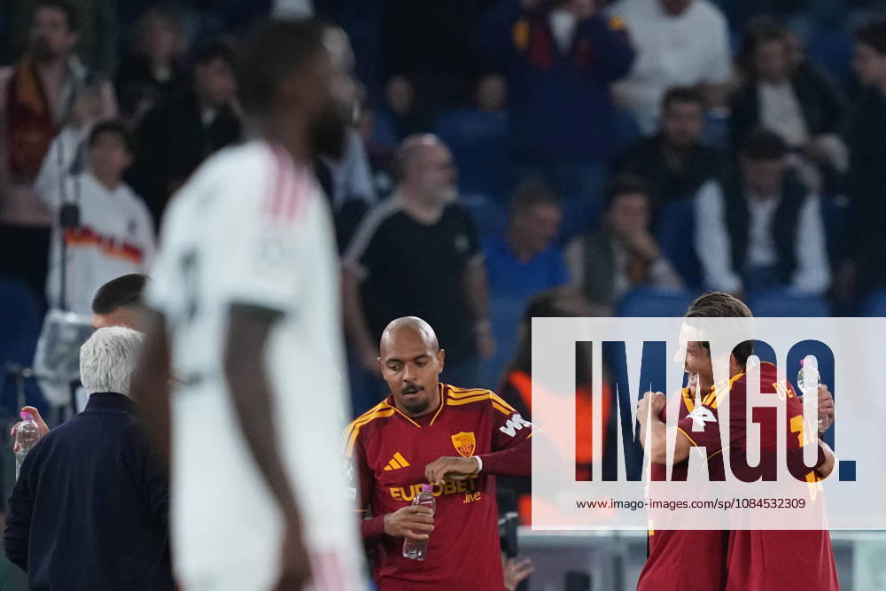 Roma’s Marten de Roon celebrates after scoring during the UEFA Champions League Phase - Matchday 2 soccer match between AS Roma and Real Madrid at the Rome s Olympic stadium, Italy - Wednesday October 14, 2026 - Soccer ( Photo by Alfredo Falcone LaPresse )