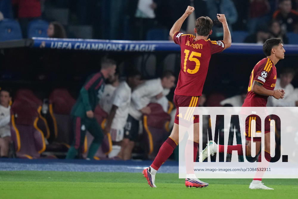 Roma’s Marten de Roon celebrates after scoring during the UEFA Champions League Phase - Matchday 2 soccer match between AS Roma and Real Madrid at the Rome s Olympic stadium, Italy - Wednesday October 14, 2026 - Soccer ( Photo by Alfredo Falcone LaPresse )