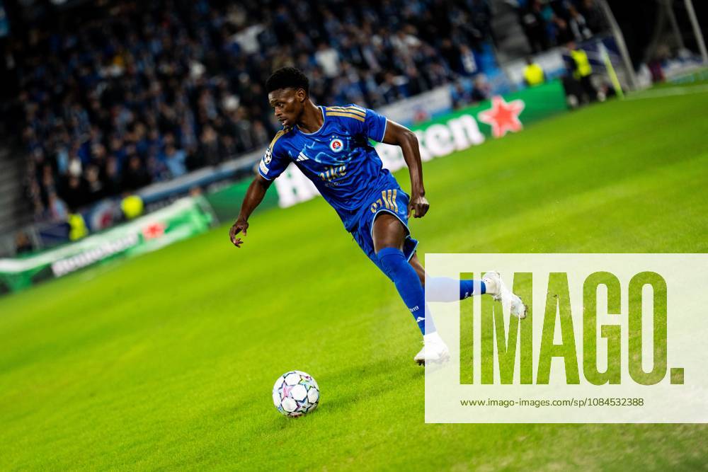 Champions League, 2. Spieltag, Å K Slovan Bratislava vs. VfB Stuttgart im Å tadion Tehelnà pole Narodný futbalový Å¡tadion Suleiman Camara (Slovan) am Ball WICHTIGER HINWEIS: Gemäß den Vorgaben des DFB und der DFL ist es untersagt, in dem Stadion und oder vom Spiel angefertigte Fotoaufnahmen in Form von Sequenzbildern und oder videoähnlichen Fotostrecken zu verwerten bzw. verwerten zu lassen.