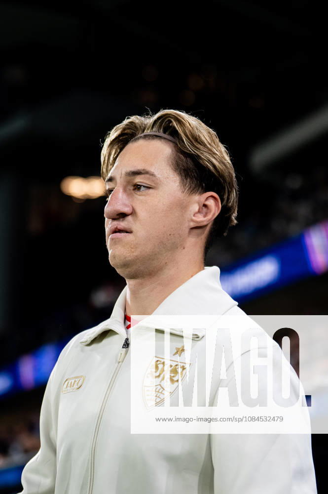Champions League, 2. Spieltag, Å K Slovan Bratislava vs. VfB Stuttgart im Å tadion Tehelnà pole Narodný futbalový Å¡tadion Angelo Stiller (VfB) einlaufen WICHTIGER HINWEIS: Gemäß den Vorgaben des DFB und der DFL ist es untersagt, in dem Stadion und oder vom Spiel angefertigte Fotoaufnahmen in Form von Sequenzbildern und oder videoähnlichen Fotostrecken zu verwerten bzw. verwerten zu lassen.