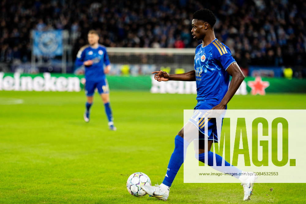 Champions League, 2. Spieltag, Å K Slovan Bratislava vs. VfB Stuttgart im Å tadion Tehelnà pole Narodný futbalový Å¡tadion Suleiman Camara (Slovan) am Ball WICHTIGER HINWEIS: Gemäß den Vorgaben des DFB und der DFL ist es untersagt, in dem Stadion und oder vom Spiel angefertigte Fotoaufnahmen in Form von Sequenzbildern und oder videoähnlichen Fotostrecken zu verwerten bzw. verwerten zu lassen.