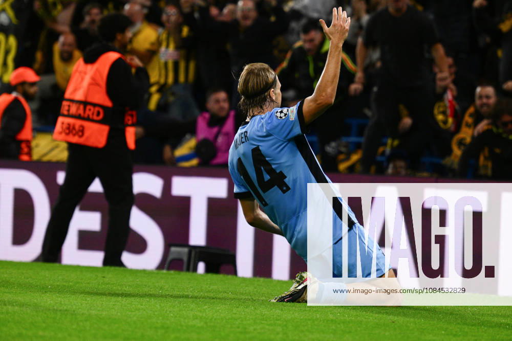 Lovro Majer of AEK Athens celebrates scoring the opening goal with his team mates during the UEFA Champions League 2026 27 League Phase MD2 match between FC Shakhtar Donetsk and AEK Athens at Stamford Bridge on October 14, 2026 in London, England. (Photo by Yaroslav Dunka Sports Press Photo)