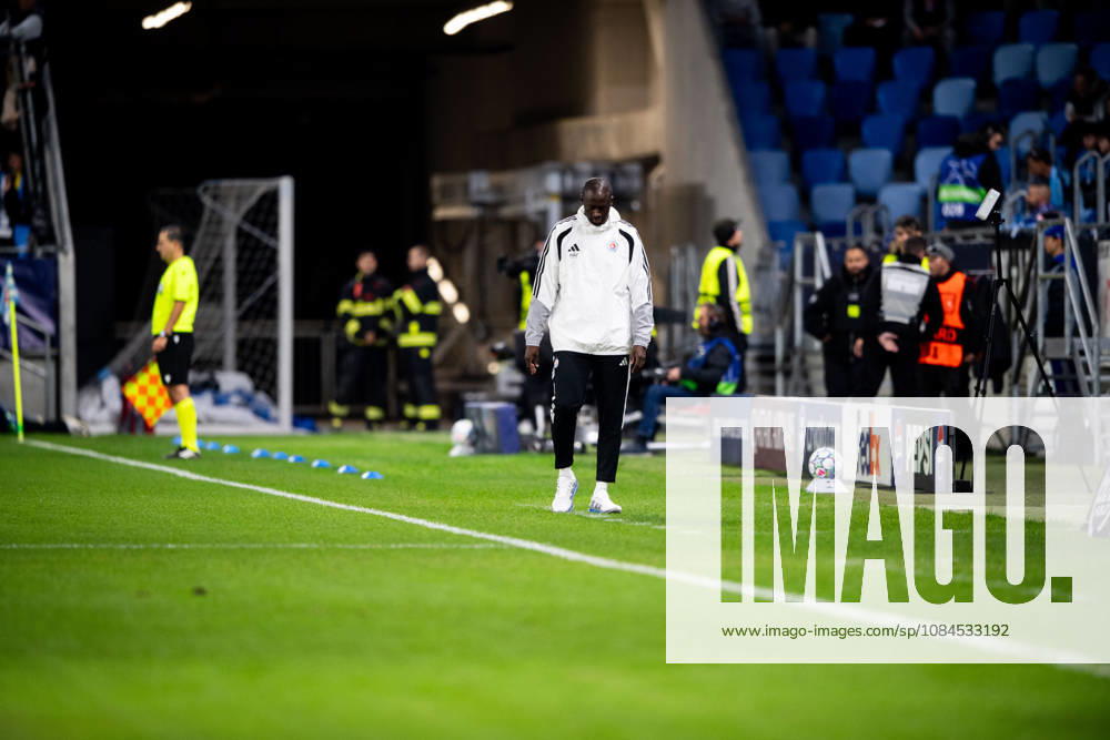 Champions League, 2. Spieltag, Å K Slovan Bratislava vs. VfB Stuttgart im Å tadion Tehelnà pole Narodný futbalový Å¡tadion Tor zum 0:1 durch Deniz Undav (VfB), hier im Bild Yaya Tourà (Slovan) enttäuscht WICHTIGER HINWEIS: Gemäß den Vorgaben des DFB und der DFL ist es untersagt, in dem Stadion und oder vom Spiel angefertigte Fotoaufnahmen in Form von Sequenzbildern und oder videoähnlichen Fotostrecken zu verwerten bzw. verwerten zu lassen.