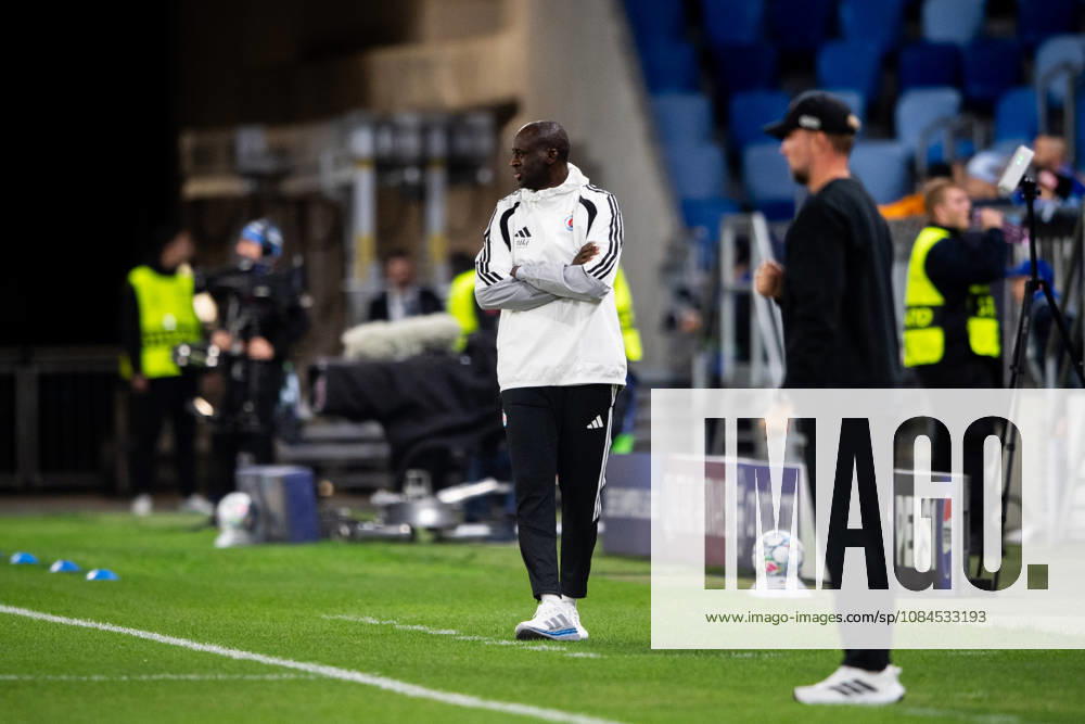 Champions League, 2. Spieltag, Å K Slovan Bratislava vs. VfB Stuttgart im Å tadion Tehelnà pole Narodný futbalový Å¡tadion Yaya Tourà (Slovan) im Fokus und Sebastian Hoeneß (VfB) unscharf WICHTIGER HINWEIS: Gemäß den Vorgaben des DFB und der DFL ist es untersagt, in dem Stadion und oder vom Spiel angefertigte Fotoaufnahmen in Form von Sequenzbildern und oder videoähnlichen Fotostrecken zu verwerten bzw. verwerten zu lassen.