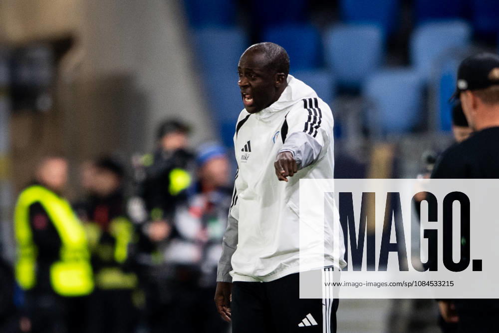 Champions League, 2. Spieltag, Å K Slovan Bratislava vs. VfB Stuttgart im Å tadion Tehelnà pole Narodný futbalový Å¡tadion Yaya Tourà (Slovan) gibt Anweisungen WICHTIGER HINWEIS: Gemäß den Vorgaben des DFB und der DFL ist es untersagt, in dem Stadion und oder vom Spiel angefertigte Fotoaufnahmen in Form von Sequenzbildern und oder videoähnlichen Fotostrecken zu verwerten bzw. verwerten zu lassen.