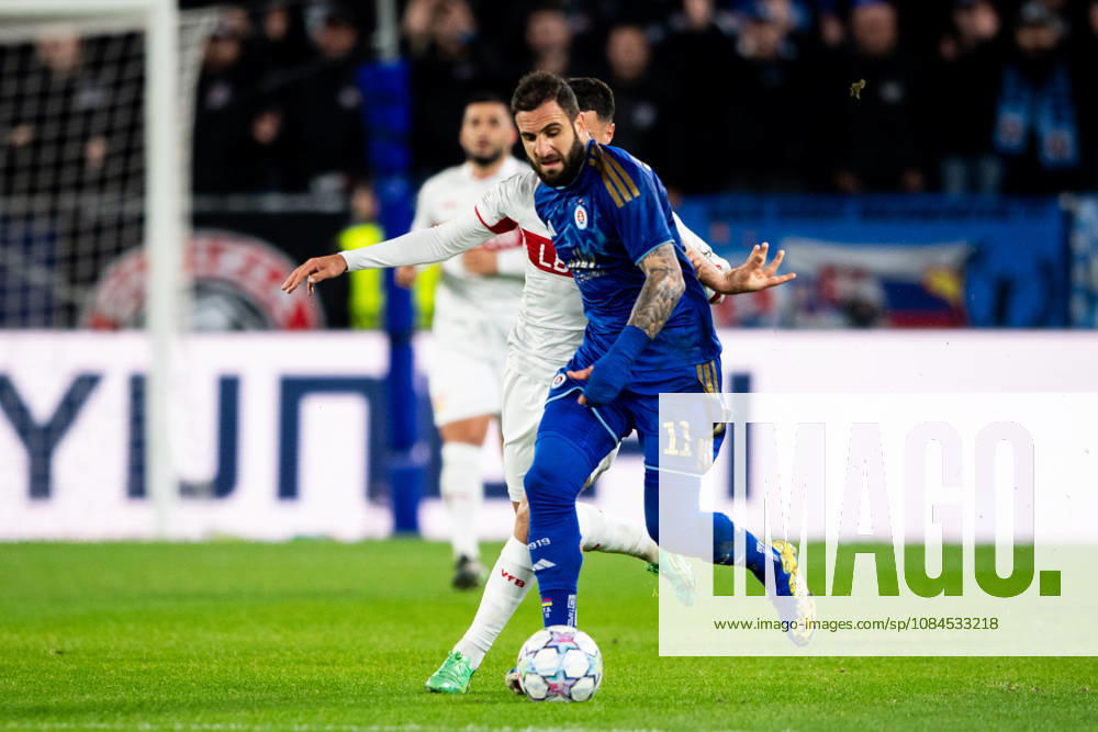 Champions League, 2. Spieltag, Å K Slovan Bratislava vs. VfB Stuttgart im Å tadion Tehelnà pole Narodný futbalový Å¡tadion Bilal El Khannouss (VfB) gegen Tigran Barseghyan (Slovan) im Zweikampf WICHTIGER HINWEIS: Gemäß den Vorgaben des DFB und der DFL ist es untersagt, in dem Stadion und oder vom Spiel angefertigte Fotoaufnahmen in Form von Sequenzbildern und oder videoähnlichen Fotostrecken zu verwerten bzw. verwerten zu lassen.