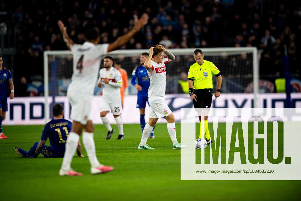 Champions League, 2. Spieltag, Å K Slovan Bratislava vs. VfB Stuttgart im Å tadion Tehelnà pole Narodný futbalový Å¡tadion Finn Jeltsch (VfB) hebt die Hände hoch und beschwert sich WICHTIGER HINWEIS: Gemäß den Vorgaben des DFB und der DFL ist es untersagt, in dem Stadion und oder vom Spiel angefertigte Fotoaufnahmen in Form von Sequenzbildern und oder videoähnlichen Fotostrecken zu verwerten bzw. verwerten zu lassen.