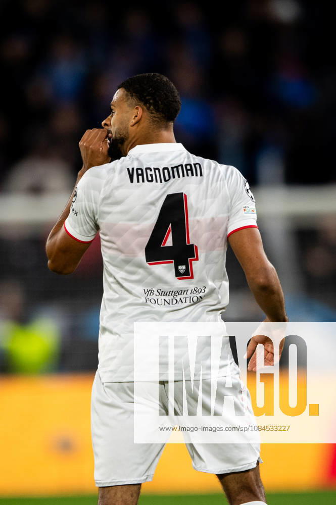 Champions League, 2. Spieltag, Å K Slovan Bratislava vs. VfB Stuttgart im Å tadion Tehelnà pole Narodný futbalový Å¡tadion Josha Vagnoman (VfB) close von hinten mit der 4 WICHTIGER HINWEIS: Gemäß den Vorgaben des DFB und der DFL ist es untersagt, in dem Stadion und oder vom Spiel angefertigte Fotoaufnahmen in Form von Sequenzbildern und oder videoähnlichen Fotostrecken zu verwerten bzw. verwerten zu lassen.