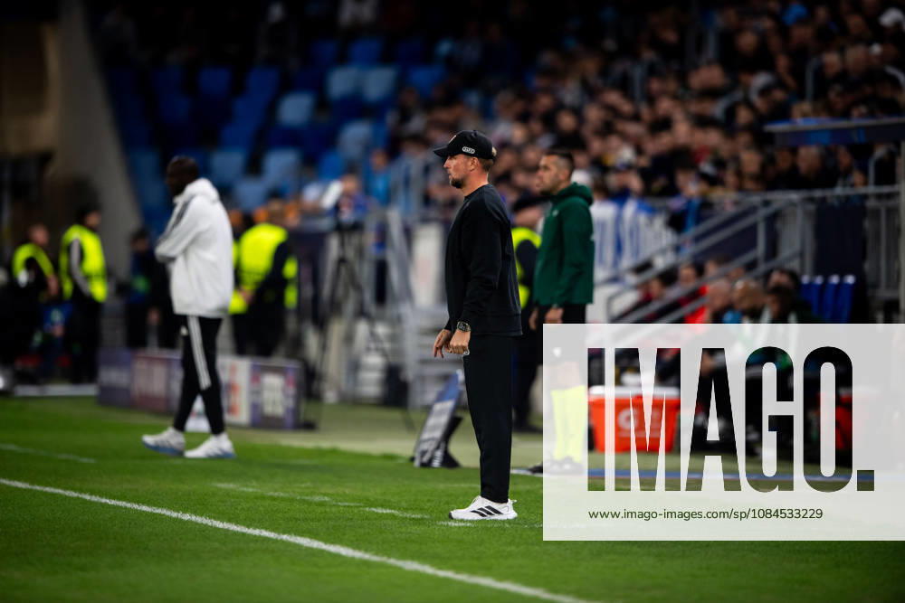 Champions League, 2. Spieltag, Å K Slovan Bratislava vs. VfB Stuttgart im Å tadion Tehelnà pole Narodný futbalový Å¡tadion Sebastian Hoeneß (VfB) schaut das Spiel WICHTIGER HINWEIS: Gemäß den Vorgaben des DFB und der DFL ist es untersagt, in dem Stadion und oder vom Spiel angefertigte Fotoaufnahmen in Form von Sequenzbildern und oder videoähnlichen Fotostrecken zu verwerten bzw. verwerten zu lassen.