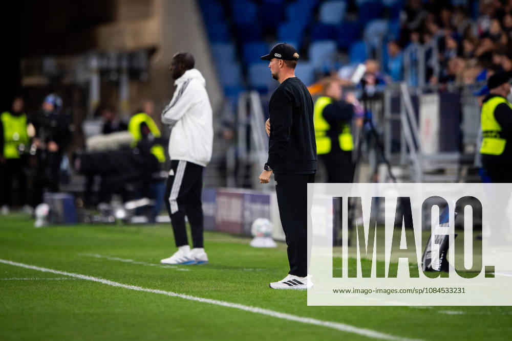 Champions League, 2. Spieltag, Å K Slovan Bratislava vs. VfB Stuttgart im Å tadion Tehelnà pole Narodný futbalový Å¡tadion Sebastian Hoeneß (VfB) und Yaya Tourà (Slovan) WICHTIGER HINWEIS: Gemäß den Vorgaben des DFB und der DFL ist es untersagt, in dem Stadion und oder vom Spiel angefertigte Fotoaufnahmen in Form von Sequenzbildern und oder videoähnlichen Fotostrecken zu verwerten bzw. verwerten zu lassen.
