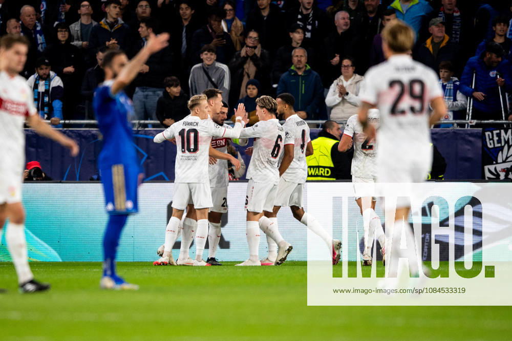 Champions League, 2. Spieltag, Å K Slovan Bratislava vs. VfB Stuttgart im Å tadion Tehelnà pole Narodný futbalový Å¡tadion Tor zum 0:1 durch Deniz Undav (VfB), hier im Bild Jubel mit der Mannschaft WICHTIGER HINWEIS: Gemäß den Vorgaben des DFB und der DFL ist es untersagt, in dem Stadion und oder vom Spiel angefertigte Fotoaufnahmen in Form von Sequenzbildern und oder videoähnlichen Fotostrecken zu verwerten bzw. verwerten zu lassen.