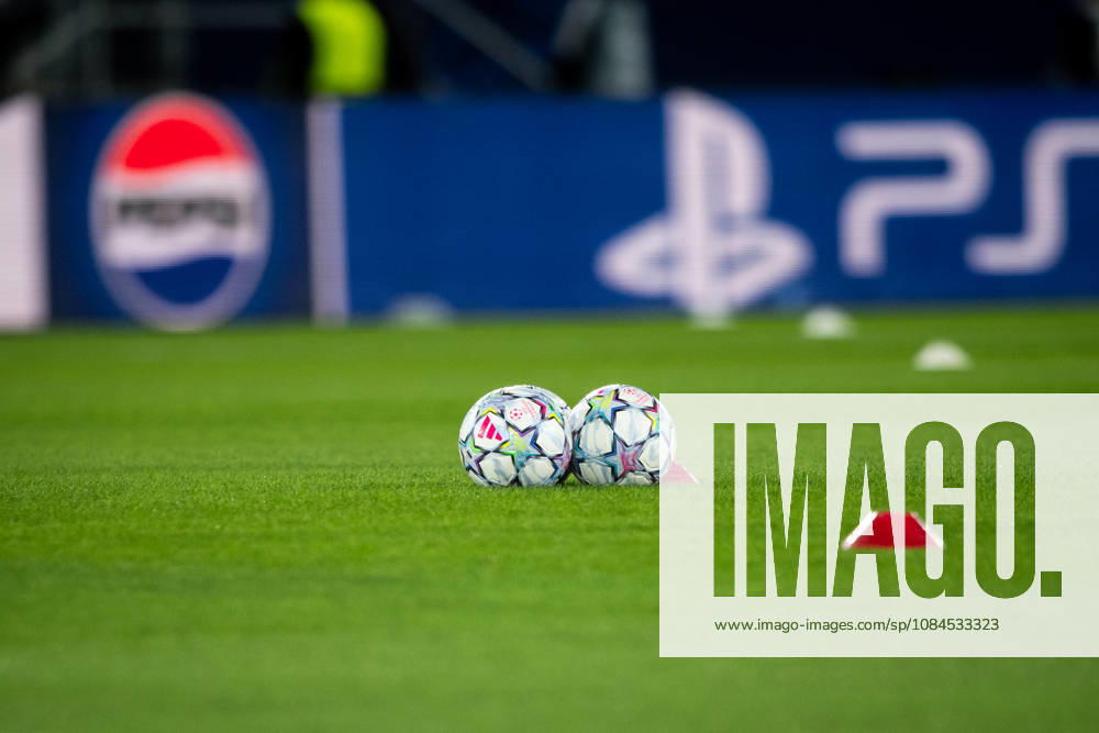 Champions League, 2. Spieltag, Å K Slovan Bratislava vs. VfB Stuttgart im Å tadion Tehelnà pole Narodný futbalový Å¡tadion Champions League Ball WICHTIGER HINWEIS: Gemäß den Vorgaben des DFB und der DFL ist es untersagt, in dem Stadion und oder vom Spiel angefertigte Fotoaufnahmen in Form von Sequenzbildern und oder videoähnlichen Fotostrecken zu verwerten bzw. verwerten zu lassen.