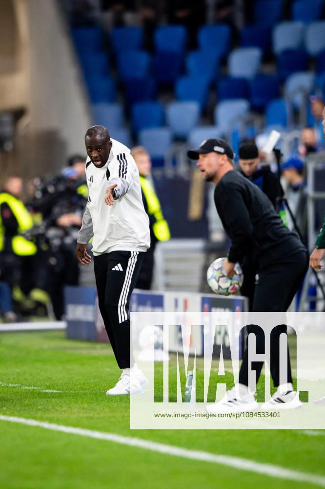 Champions League, 2. Spieltag, Å K Slovan Bratislava vs. VfB Stuttgart im Å tadion Tehelnà pole Narodný futbalový Å¡tadion Yaya Tourà (Slovan) gibt Anweisungen mit Sebastian Hoeneß (VfB) WICHTIGER HINWEIS: Gemäß den Vorgaben des DFB und der DFL ist es untersagt, in dem Stadion und oder vom Spiel angefertigte Fotoaufnahmen in Form von Sequenzbildern und oder videoähnlichen Fotostrecken zu verwerten bzw. verwerten zu lassen.