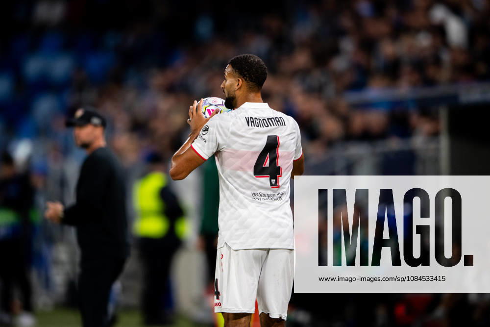 Champions League, 2. Spieltag, Å K Slovan Bratislava vs. VfB Stuttgart im Å tadion Tehelnà pole Narodný futbalový Å¡tadion Josha Vagnoman (VfB) beim Einwurf WICHTIGER HINWEIS: Gemäß den Vorgaben des DFB und der DFL ist es untersagt, in dem Stadion und oder vom Spiel angefertigte Fotoaufnahmen in Form von Sequenzbildern und oder videoähnlichen Fotostrecken zu verwerten bzw. verwerten zu lassen.