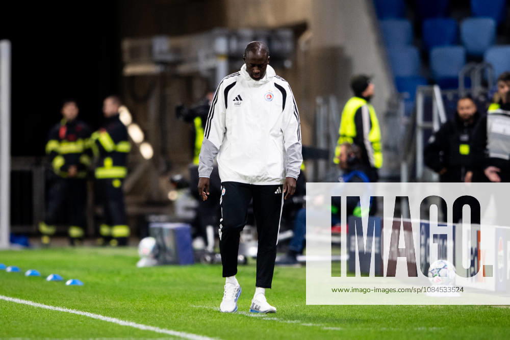 Champions League, 2. Spieltag, Å K Slovan Bratislava vs. VfB Stuttgart im Å tadion Tehelnà pole Narodný futbalový Å¡tadion Tor zum 0:1 durch Deniz Undav (VfB), hier im Bild Yaya Tourà (Slovan) enttäuscht WICHTIGER HINWEIS: Gemäß den Vorgaben des DFB und der DFL ist es untersagt, in dem Stadion und oder vom Spiel angefertigte Fotoaufnahmen in Form von Sequenzbildern und oder videoähnlichen Fotostrecken zu verwerten bzw. verwerten zu lassen.