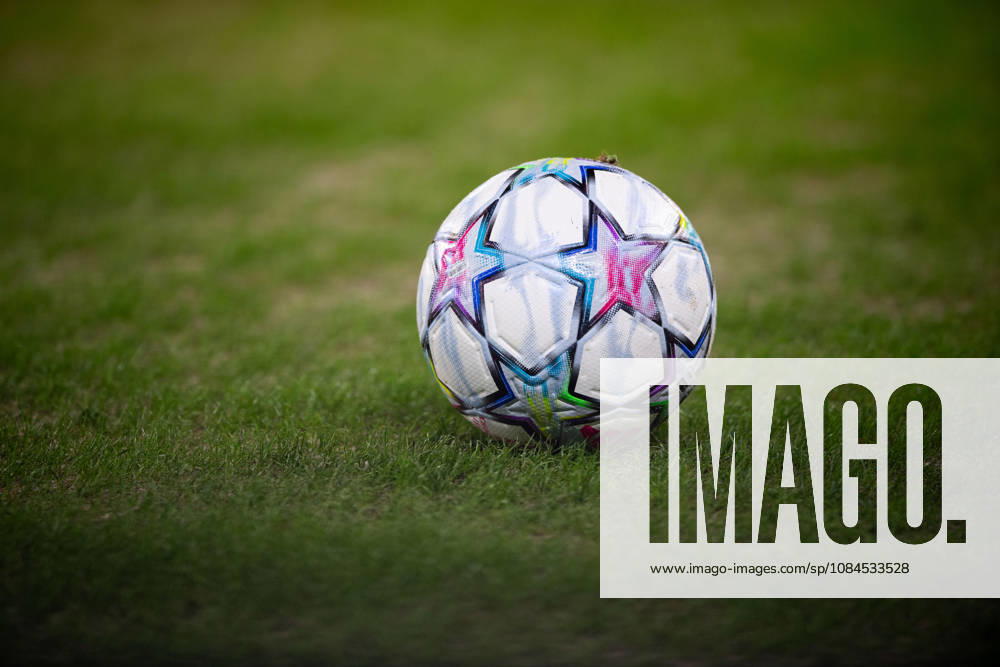 Champions League, 2. Spieltag, Å K Slovan Bratislava vs. VfB Stuttgart im Å tadion Tehelnà pole Narodný futbalový Å¡tadion Champions League Ball close WICHTIGER HINWEIS: Gemäß den Vorgaben des DFB und der DFL ist es untersagt, in dem Stadion und oder vom Spiel angefertigte Fotoaufnahmen in Form von Sequenzbildern und oder videoähnlichen Fotostrecken zu verwerten bzw. verwerten zu lassen.