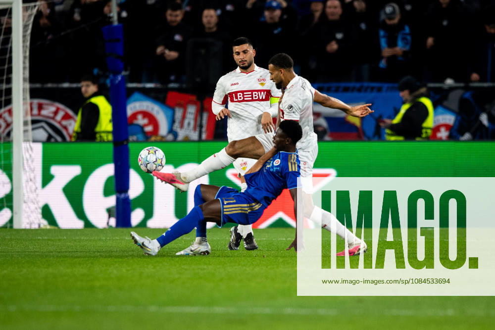 Champions League, 2. Spieltag, Å K Slovan Bratislava vs. VfB Stuttgart im Å tadion Tehelnà pole Narodný futbalový Å¡tadion Josha Vagnoman (VfB) im Zweikampf mit Suleiman Camara (Slovan) und spielt den Ball WICHTIGER HINWEIS: Gemäß den Vorgaben des DFB und der DFL ist es untersagt, in dem Stadion und oder vom Spiel angefertigte Fotoaufnahmen in Form von Sequenzbildern und oder videoähnlichen Fotostrecken zu verwerten bzw. verwerten zu lassen.