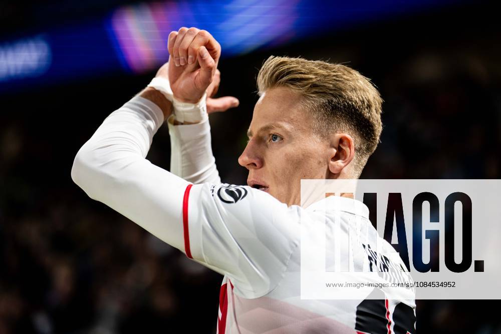 Champions League, 2. Spieltag, Å K Slovan Bratislava vs. VfB Stuttgart im Å tadion Tehelnà pole Narodný futbalový Å¡tadion Chris Führich (VfB) beim Eckstoß mit Handzeichen WICHTIGER HINWEIS: Gemäß den Vorgaben des DFB und der DFL ist es untersagt, in dem Stadion und oder vom Spiel angefertigte Fotoaufnahmen in Form von Sequenzbildern und oder videoähnlichen Fotostrecken zu verwerten bzw. verwerten zu lassen.