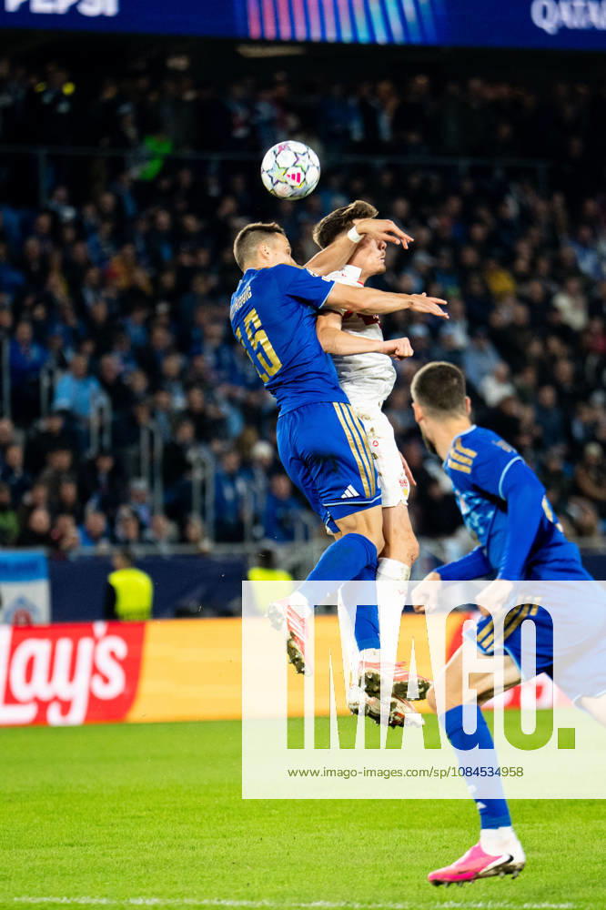 Champions League, 2. Spieltag, Å K Slovan Bratislava vs. VfB Stuttgart im Å tadion Tehelnà pole Narodný futbalový Å¡tadion Kenan Bajrić (Slovan) mit Dženan PejÄinović (VfB) im Zweikampf Kopfballduell WICHTIGER HINWEIS: Gemäß den Vorgaben des DFB und der DFL ist es untersagt, in dem Stadion und oder vom Spiel angefertigte Fotoaufnahmen in Form von Sequenzbildern und oder videoähnlichen Fotostrecken zu verwerten bzw. verwerten zu lassen.