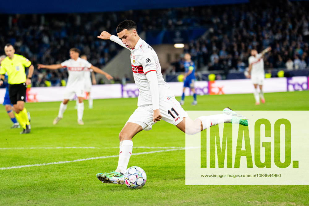 Champions League, 2. Spieltag, Å K Slovan Bratislava vs. VfB Stuttgart im Å tadion Tehelnà pole Narodný futbalový Å¡tadion Bilal El Khannouss (VfB) mit der Flanke WICHTIGER HINWEIS: Gemäß den Vorgaben des DFB und der DFL ist es untersagt, in dem Stadion und oder vom Spiel angefertigte Fotoaufnahmen in Form von Sequenzbildern und oder videoähnlichen Fotostrecken zu verwerten bzw. verwerten zu lassen.