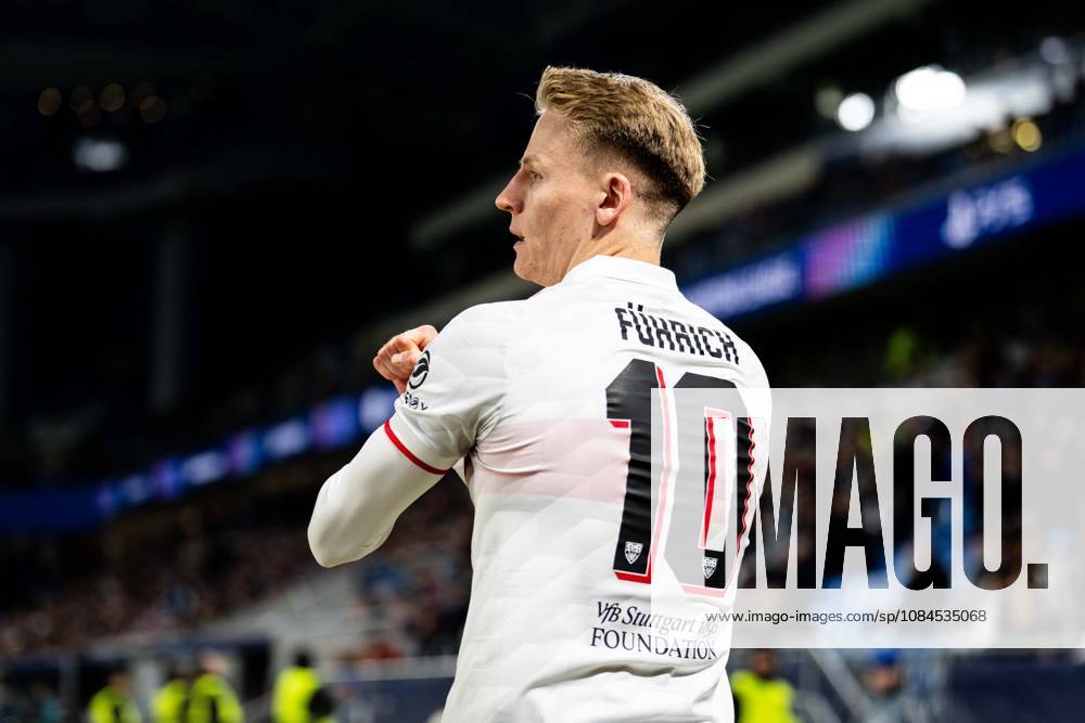 Champions League, 2. Spieltag, Å K Slovan Bratislava vs. VfB Stuttgart im Å tadion Tehelnà pole Narodný futbalový Å¡tadion Chris Führich (VfB) beim Eckstoß mit Handzeichen WICHTIGER HINWEIS: Gemäß den Vorgaben des DFB und der DFL ist es untersagt, in dem Stadion und oder vom Spiel angefertigte Fotoaufnahmen in Form von Sequenzbildern und oder videoähnlichen Fotostrecken zu verwerten bzw. verwerten zu lassen.