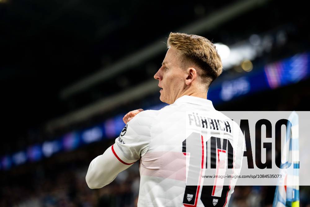 Champions League, 2. Spieltag, Å K Slovan Bratislava vs. VfB Stuttgart im Å tadion TehelnÃ pole NarodnÃ½ futbalovÃ½ Å¡tadion Chris Führich (VfB) beim Eckstoß mit Handzeichen WICHTIGER HINWEIS: Gemäß den Vorgaben des DFB und der DFL ist es untersagt, in dem Stadion und oder vom Spiel angefertigte Fotoaufnahmen in Form von Sequenzbildern und oder videoähnlichen Fotostrecken zu verwerten bzw. verwerten zu lassen.