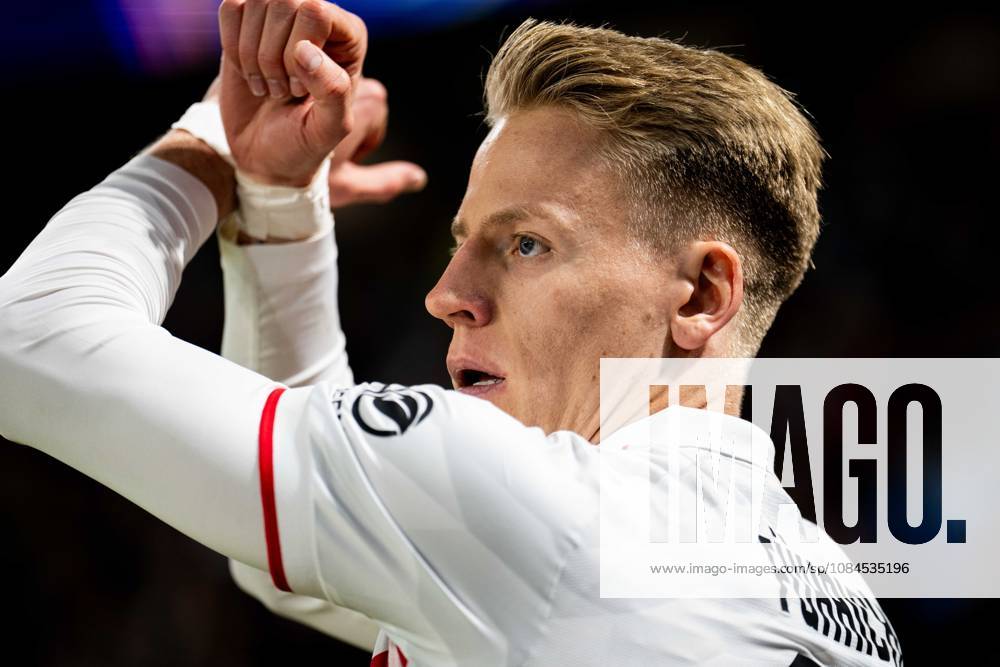 Champions League, 2. Spieltag, Å K Slovan Bratislava vs. VfB Stuttgart im Å tadion Tehelnà pole Narodný futbalový Å¡tadion Chris Führich (VfB) beim Eckstoß mit Handzeichen WICHTIGER HINWEIS: Gemäß den Vorgaben des DFB und der DFL ist es untersagt, in dem Stadion und oder vom Spiel angefertigte Fotoaufnahmen in Form von Sequenzbildern und oder videoähnlichen Fotostrecken zu verwerten bzw. verwerten zu lassen.