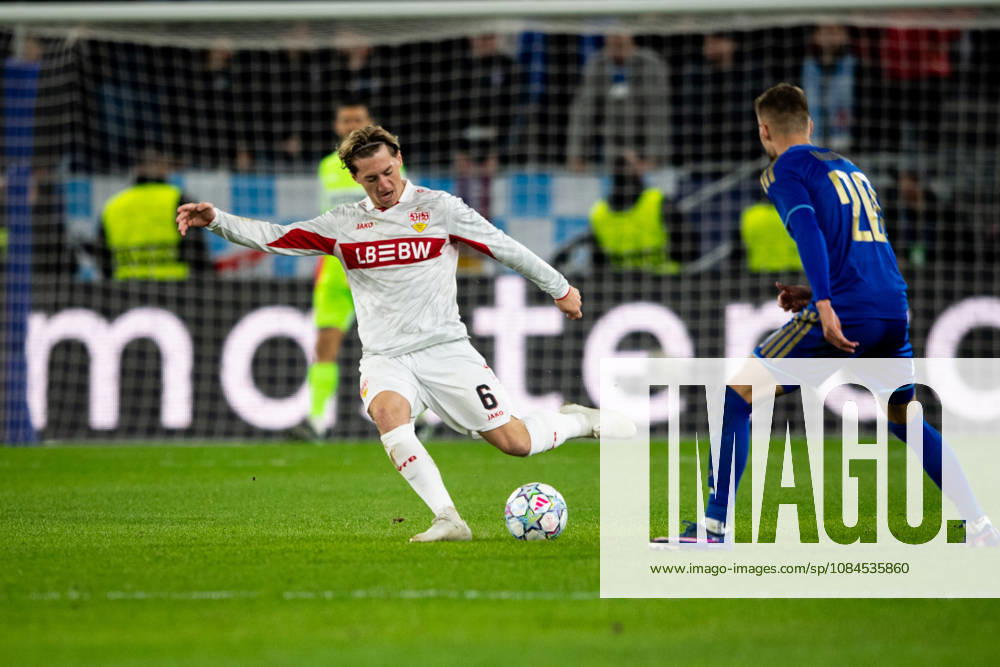 Champions League, 2. Spieltag, Å K Slovan Bratislava vs. VfB Stuttgart im Å tadion Tehelnà pole Narodný futbalový Å¡tadion Angelo Stiller (VfB) mit langem Pass WICHTIGER HINWEIS: Gemäß den Vorgaben des DFB und der DFL ist es untersagt, in dem Stadion und oder vom Spiel angefertigte Fotoaufnahmen in Form von Sequenzbildern und oder videoähnlichen Fotostrecken zu verwerten bzw. verwerten zu lassen.