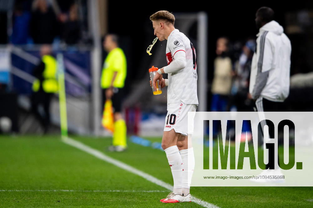 Champions League, 2. Spieltag, Å K Slovan Bratislava vs. VfB Stuttgart im Å tadion Tehelnà pole Narodný futbalový Å¡tadion Chris Führich (VfB) spuckt Wasser WICHTIGER HINWEIS: Gemäß den Vorgaben des DFB und der DFL ist es untersagt, in dem Stadion und oder vom Spiel angefertigte Fotoaufnahmen in Form von Sequenzbildern und oder videoähnlichen Fotostrecken zu verwerten bzw. verwerten zu lassen.