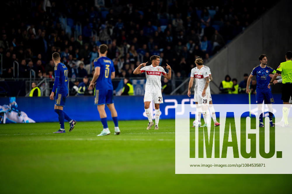 Champions League, 2. Spieltag, Å K Slovan Bratislava vs. VfB Stuttgart im Å tadion Tehelnà pole Narodný futbalový Å¡tadion Grischa Prömel (VfB) gibt Anweisungen WICHTIGER HINWEIS: Gemäß den Vorgaben des DFB und der DFL ist es untersagt, in dem Stadion und oder vom Spiel angefertigte Fotoaufnahmen in Form von Sequenzbildern und oder videoähnlichen Fotostrecken zu verwerten bzw. verwerten zu lassen.