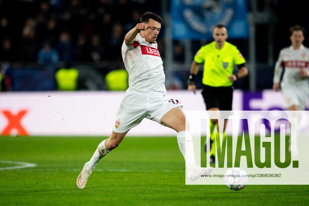 Champions League, 2. Spieltag, Å K Slovan Bratislava vs. VfB Stuttgart im Å tadion Tehelnà pole Narodný futbalový Å¡tadion Dženan PejÄinović (VfB) mit dem langen Schritt WICHTIGER HINWEIS: Gemäß den Vorgaben des DFB und der DFL ist es untersagt, in dem Stadion und oder vom Spiel angefertigte Fotoaufnahmen in Form von Sequenzbildern und oder videoähnlichen Fotostrecken zu verwerten bzw. verwerten zu lassen.