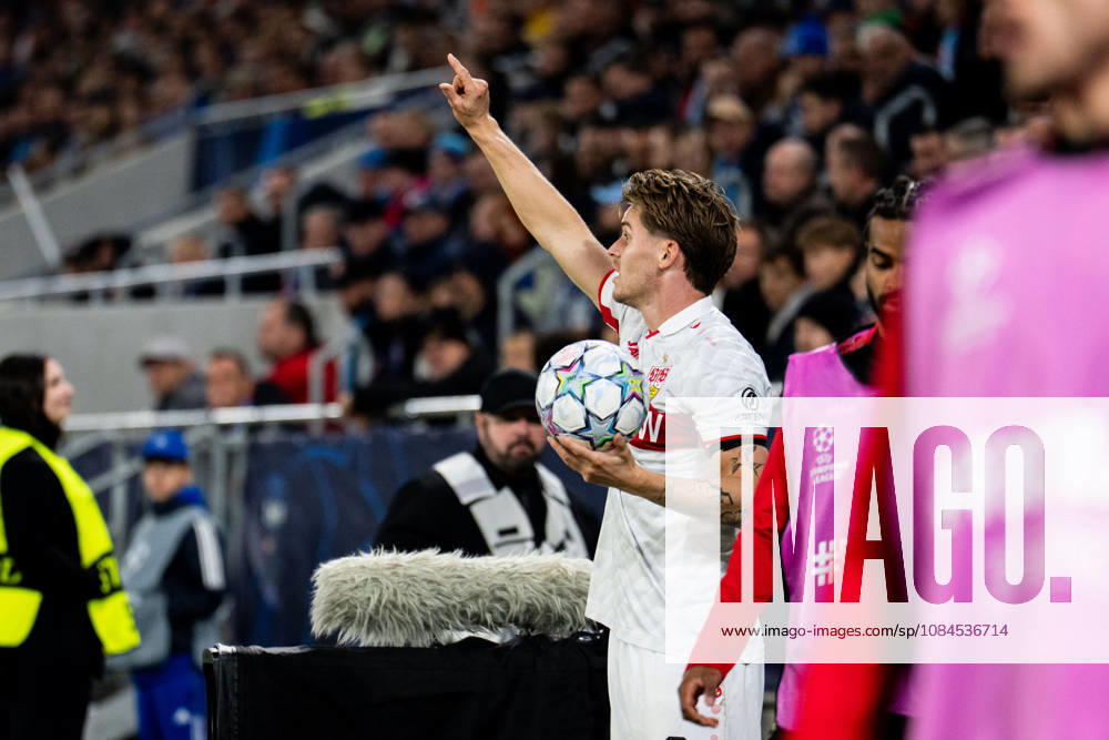 Champions League, 2. Spieltag, Å K Slovan Bratislava vs. VfB Stuttgart im Å tadion Tehelnà pole Narodný futbalový Å¡tadion Ramon Hendriks (VfB) beim Einwurf WICHTIGER HINWEIS: Gemäß den Vorgaben des DFB und der DFL ist es untersagt, in dem Stadion und oder vom Spiel angefertigte Fotoaufnahmen in Form von Sequenzbildern und oder videoähnlichen Fotostrecken zu verwerten bzw. verwerten zu lassen.