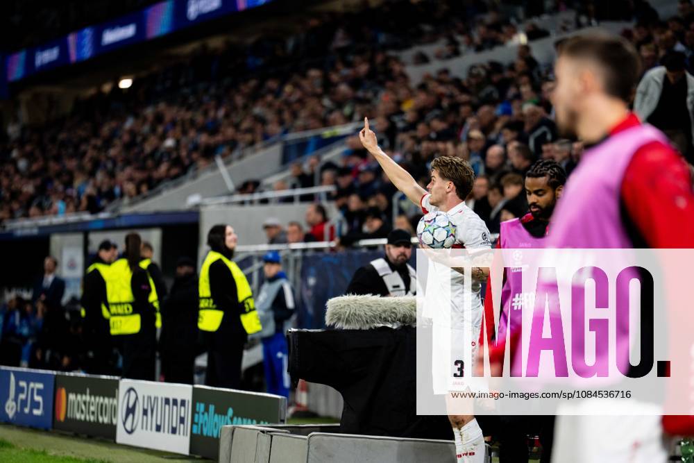 Champions League, 2. Spieltag, Å K Slovan Bratislava vs. VfB Stuttgart im Å tadion Tehelnà pole Narodný futbalový Å¡tadion Ramon Hendriks (VfB) beim Einwurf WICHTIGER HINWEIS: Gemäß den Vorgaben des DFB und der DFL ist es untersagt, in dem Stadion und oder vom Spiel angefertigte Fotoaufnahmen in Form von Sequenzbildern und oder videoähnlichen Fotostrecken zu verwerten bzw. verwerten zu lassen.