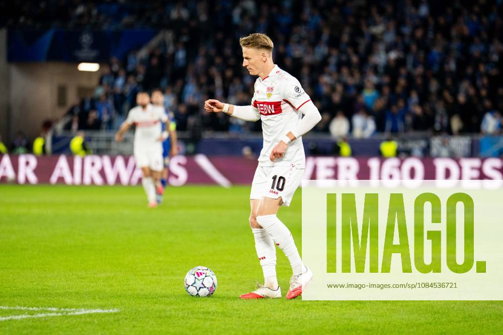 Champions League, 2. Spieltag, Å K Slovan Bratislava vs. VfB Stuttgart im Å tadion Tehelnà pole Narodný futbalový Å¡tadion Chris Führich (VfB) am Ball im Dribbling WICHTIGER HINWEIS: Gemäß den Vorgaben des DFB und der DFL ist es untersagt, in dem Stadion und oder vom Spiel angefertigte Fotoaufnahmen in Form von Sequenzbildern und oder videoähnlichen Fotostrecken zu verwerten bzw. verwerten zu lassen.