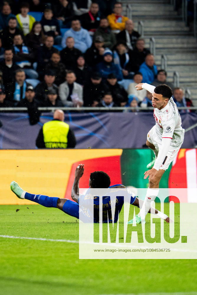 Champions League, 2. Spieltag, Å K Slovan Bratislava vs. VfB Stuttgart im Å tadion Tehelnà pole Narodný futbalový Å¡tadion Tackle, Grätsche von Sandro Cruz (Slovan) gegen Bilal El Khannouss (VfB) WICHTIGER HINWEIS: Gemäß den Vorgaben des DFB und der DFL ist es untersagt, in dem Stadion und oder vom Spiel angefertigte Fotoaufnahmen in Form von Sequenzbildern und oder videoähnlichen Fotostrecken zu verwerten bzw. verwerten zu lassen.