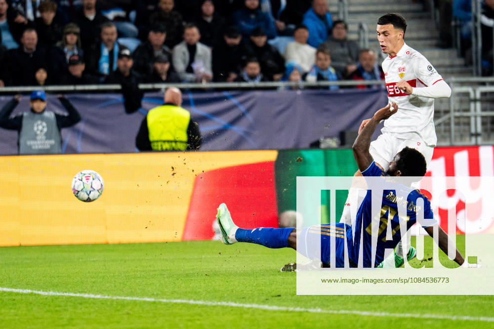 Champions League, 2. Spieltag, Å K Slovan Bratislava vs. VfB Stuttgart im Å tadion Tehelnà pole Narodný futbalový Å¡tadion Tackle, Grätsche von Sandro Cruz (Slovan) gegen Bilal El Khannouss (VfB) WICHTIGER HINWEIS: Gemäß den Vorgaben des DFB und der DFL ist es untersagt, in dem Stadion und oder vom Spiel angefertigte Fotoaufnahmen in Form von Sequenzbildern und oder videoähnlichen Fotostrecken zu verwerten bzw. verwerten zu lassen.