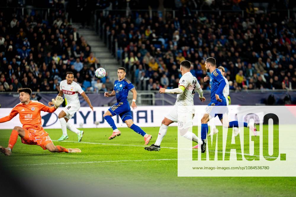 Champions League, 2. Spieltag, Å K Slovan Bratislava vs. VfB Stuttgart im Å tadion Tehelnà pole Narodný futbalový Å¡tadion Deniz Undav (VfB) flankt rein WICHTIGER HINWEIS: Gemäß den Vorgaben des DFB und der DFL ist es untersagt, in dem Stadion und oder vom Spiel angefertigte Fotoaufnahmen in Form von Sequenzbildern und oder videoähnlichen Fotostrecken zu verwerten bzw. verwerten zu lassen.
