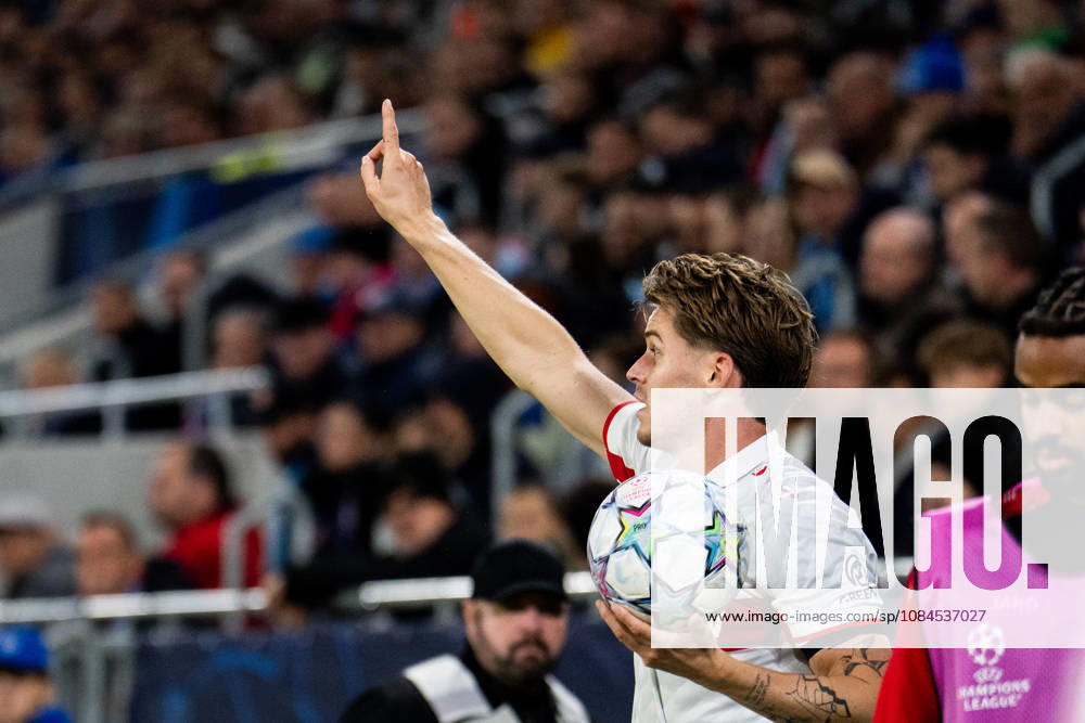 Champions League, 2. Spieltag, Å K Slovan Bratislava vs. VfB Stuttgart im Å tadion Tehelnà pole Narodný futbalový Å¡tadion Ramon Hendriks (VfB) beim Einwurf WICHTIGER HINWEIS: Gemäß den Vorgaben des DFB und der DFL ist es untersagt, in dem Stadion und oder vom Spiel angefertigte Fotoaufnahmen in Form von Sequenzbildern und oder videoähnlichen Fotostrecken zu verwerten bzw. verwerten zu lassen.