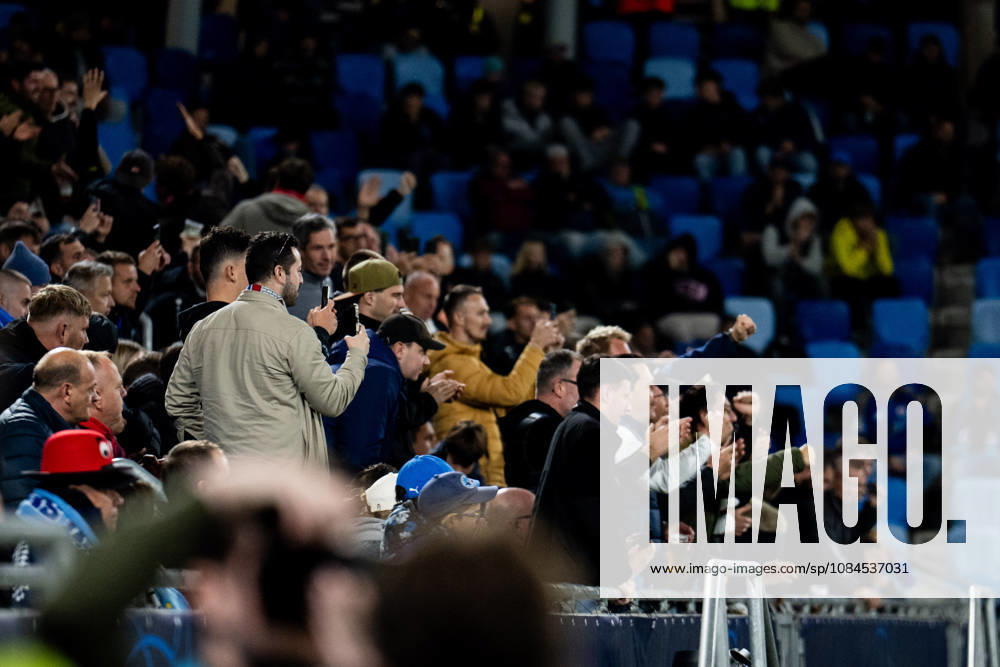 Champions League, 2. Spieltag, Å K Slovan Bratislava vs. VfB Stuttgart im Å tadion Tehelnà pole Narodný futbalový Å¡tadion Tor zum 0:2 hier der Jubel von den Stuttgarter Fans WICHTIGER HINWEIS: Gemäß den Vorgaben des DFB und der DFL ist es untersagt, in dem Stadion und oder vom Spiel angefertigte Fotoaufnahmen in Form von Sequenzbildern und oder videoähnlichen Fotostrecken zu verwerten bzw. verwerten zu lassen.