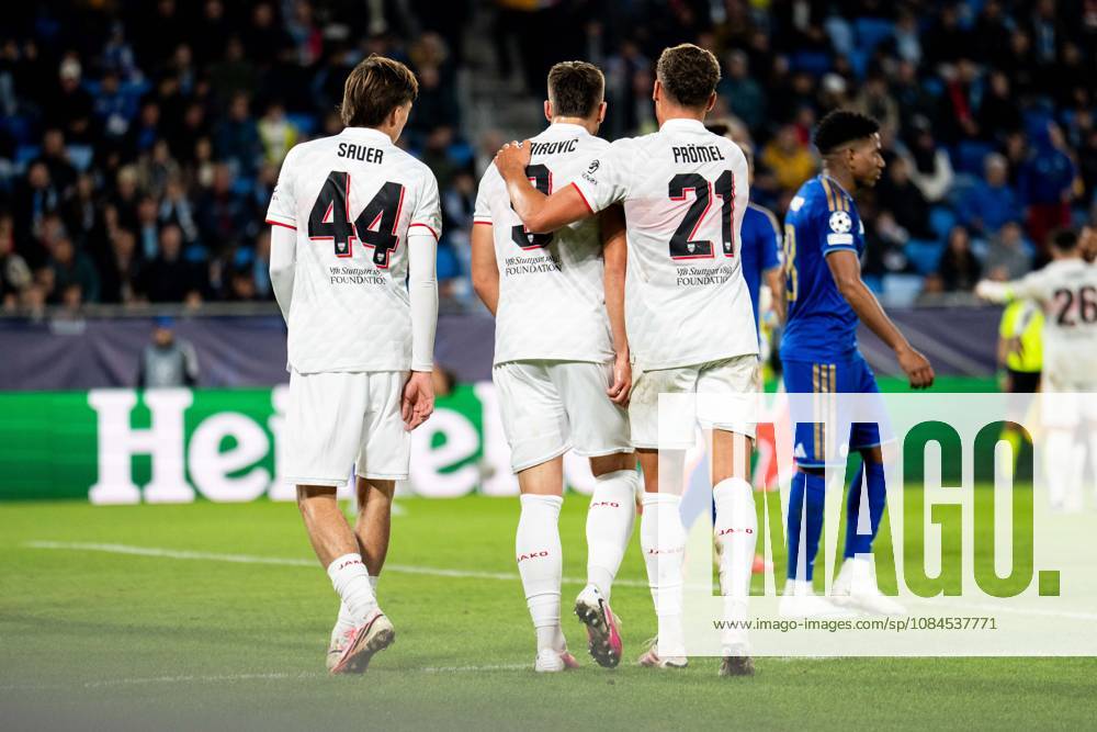 Champions League, 2. Spieltag, Å K Slovan Bratislava vs. VfB Stuttgart im Å tadion Tehelnà pole Narodný futbalový Å¡tadion Tor zum 0:3 durch Ermedin Demirović (VfB) hier im Jubel mit Grischa Prömel (VfB) und Leo Sauer (VfB) WICHTIGER HINWEIS: Gemäß den Vorgaben des DFB und der DFL ist es untersagt, in dem Stadion und oder vom Spiel angefertigte Fotoaufnahmen in Form von Sequenzbildern und oder videoähnlichen Fotostrecken zu verwerten bzw. verwerten zu lassen.