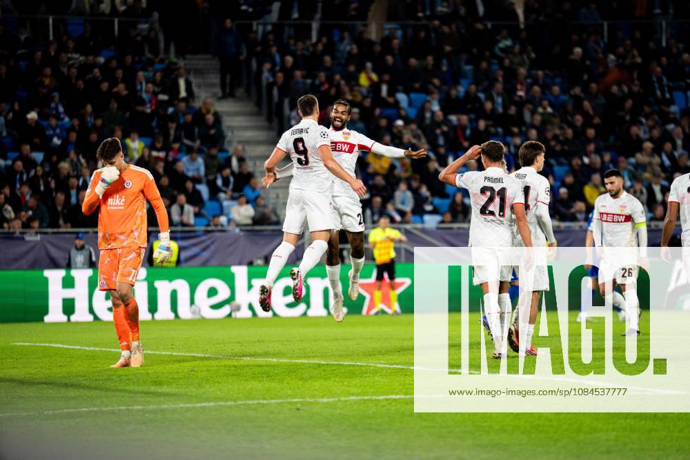 Champions League, 2. Spieltag, Å K Slovan Bratislava vs. VfB Stuttgart im Å tadion Tehelnà pole Narodný futbalový Å¡tadion Tor zum 0:3 durch Ermedin Demirović (VfB) hier im Jubel mit Lorenz Assignon (VfB) WICHTIGER HINWEIS: Gemäß den Vorgaben des DFB und der DFL ist es untersagt, in dem Stadion und oder vom Spiel angefertigte Fotoaufnahmen in Form von Sequenzbildern und oder videoähnlichen Fotostrecken zu verwerten bzw. verwerten zu lassen.