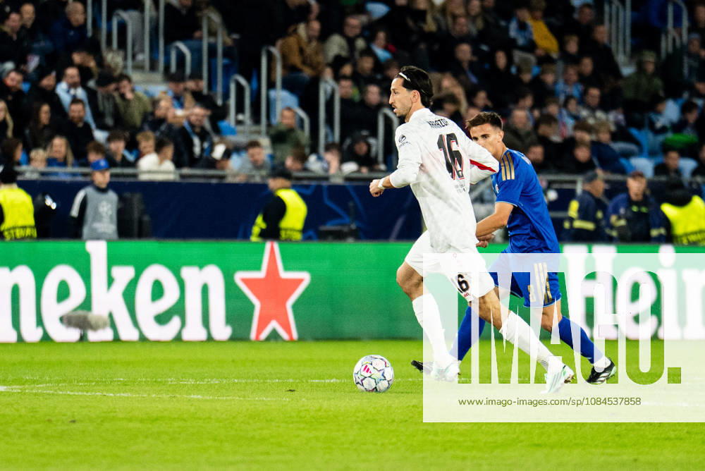 Champions League, 2. Spieltag, Å K Slovan Bratislava vs. VfB Stuttgart im Å tadion Tehelnà pole Narodný futbalový Å¡tadion Atakan Karazor (VfB) am Ball WICHTIGER HINWEIS: Gemäß den Vorgaben des DFB und der DFL ist es untersagt, in dem Stadion und oder vom Spiel angefertigte Fotoaufnahmen in Form von Sequenzbildern und oder videoähnlichen Fotostrecken zu verwerten bzw. verwerten zu lassen.