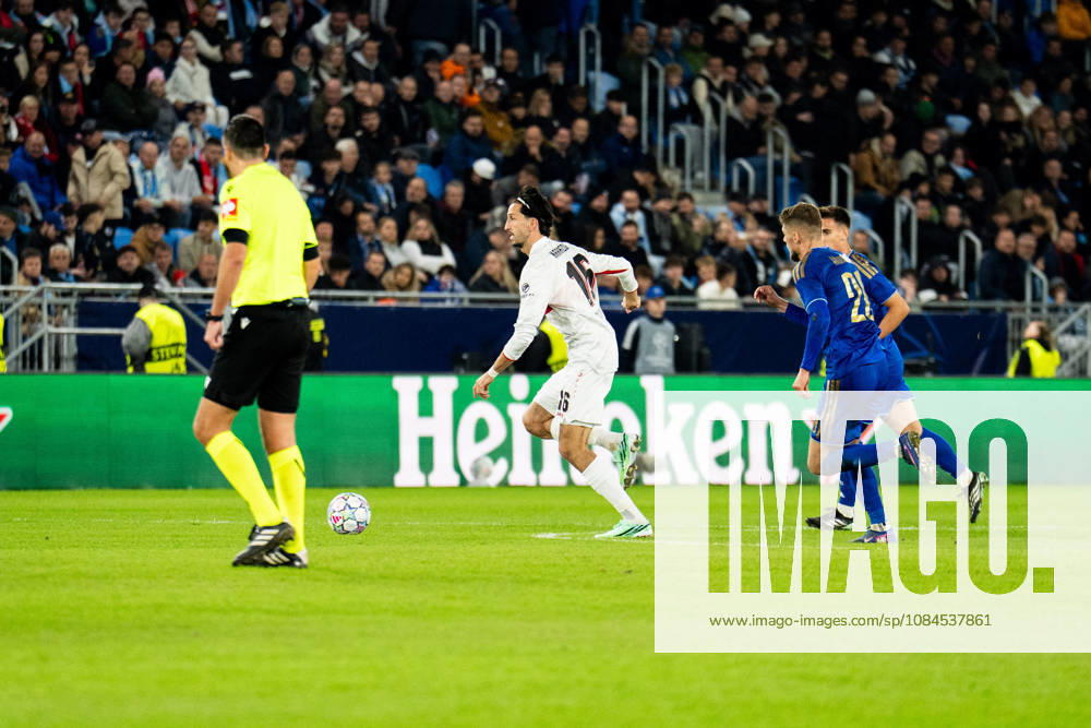 Champions League, 2. Spieltag, Å K Slovan Bratislava vs. VfB Stuttgart im Å tadion Tehelnà pole Narodný futbalový Å¡tadion Atakan Karazor (VfB) am Ball WICHTIGER HINWEIS: Gemäß den Vorgaben des DFB und der DFL ist es untersagt, in dem Stadion und oder vom Spiel angefertigte Fotoaufnahmen in Form von Sequenzbildern und oder videoähnlichen Fotostrecken zu verwerten bzw. verwerten zu lassen.