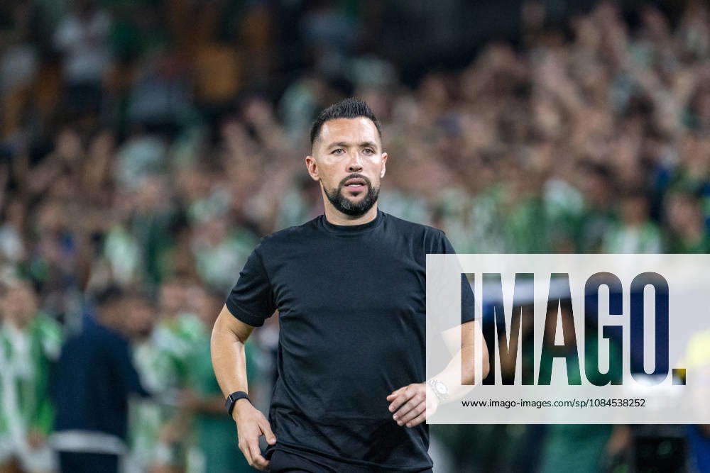 FC Porto head coach, Francesco Farioli, during the UEFA Champions League match between Betis and FC Porto at La Cartuja Stadium on the 14th of October, 2026 in Sevilla, Spain
