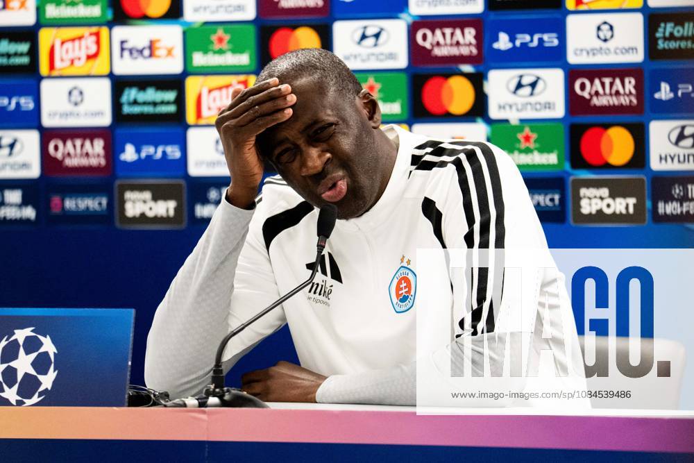 Champions League, 2. Spieltag, Å K Slovan Bratislava vs. VfB Stuttgart im Å tadion Tehelnà pole Narodný futbalový Å¡tadion Yaya Tourà (Slovan) bei der Pressekonferenz nach dem Spiel WICHTIGER HINWEIS: Gemäß den Vorgaben des DFB und der DFL ist es untersagt, in dem Stadion und oder vom Spiel angefertigte Fotoaufnahmen in Form von Sequenzbildern und oder videoähnlichen Fotostrecken zu verwerten bzw. verwerten zu lassen.