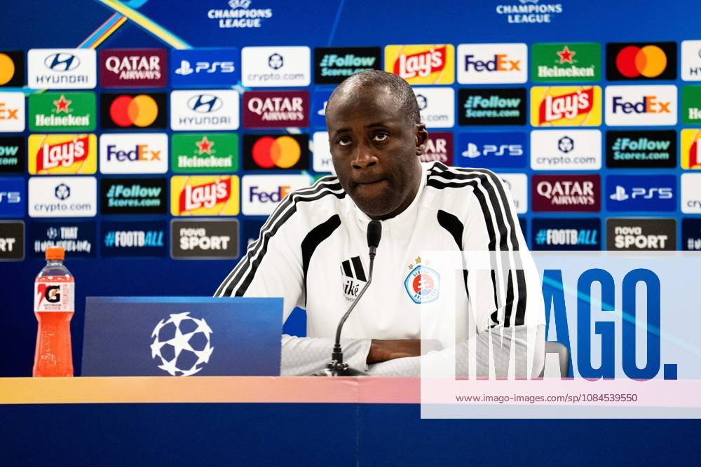 Champions League, 2. Spieltag, Å K Slovan Bratislava vs. VfB Stuttgart im Å tadion Tehelnà pole Narodný futbalový Å¡tadion Yaya Tourà (Slovan) bei der Pressekonferenz nach dem Spiel WICHTIGER HINWEIS: Gemäß den Vorgaben des DFB und der DFL ist es untersagt, in dem Stadion und oder vom Spiel angefertigte Fotoaufnahmen in Form von Sequenzbildern und oder videoähnlichen Fotostrecken zu verwerten bzw. verwerten zu lassen.